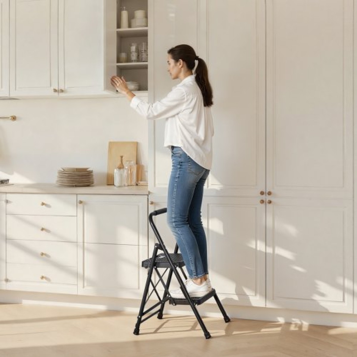 Σκάλα VEVOR 2 Step, Πτυσσόμενο σκαμπό με φαρδύ αντιολισθητικό πεντάλ και άνετη λαβή, ελαφριά φορητή ατσάλινη σκάλα χωρητικότητας 272 kg, πολλαπλών χρήσεων για κουζίνα, σπίτι, νοικοκυριό και γραφείο, Μαύρο