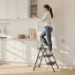 Σκάλα VEVOR 3 Step, Πτυσσόμενο σκαμπό με φαρδύ αντιολισθητικό πεντάλ και άνετη λαβή, ελαφριά φορητή ατσάλινη σκάλα χωρητικότητας 272 kg, πολλαπλών χρήσεων για κουζίνα, σπίτι, νοικοκυριό και γραφείο, Μαύρο