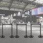 VEVOR Crowd Control Stanchion, Σετ 6 τεμαχίων Stanchion Set, Stanchion Set με 6,6 ft/2 m Μαύρη ανασυρόμενη ζώνη, Black Crowd Control Barrier με σκυρόδεμα και μεταλλική βάση - Συναρμολόγηση Easy Connect