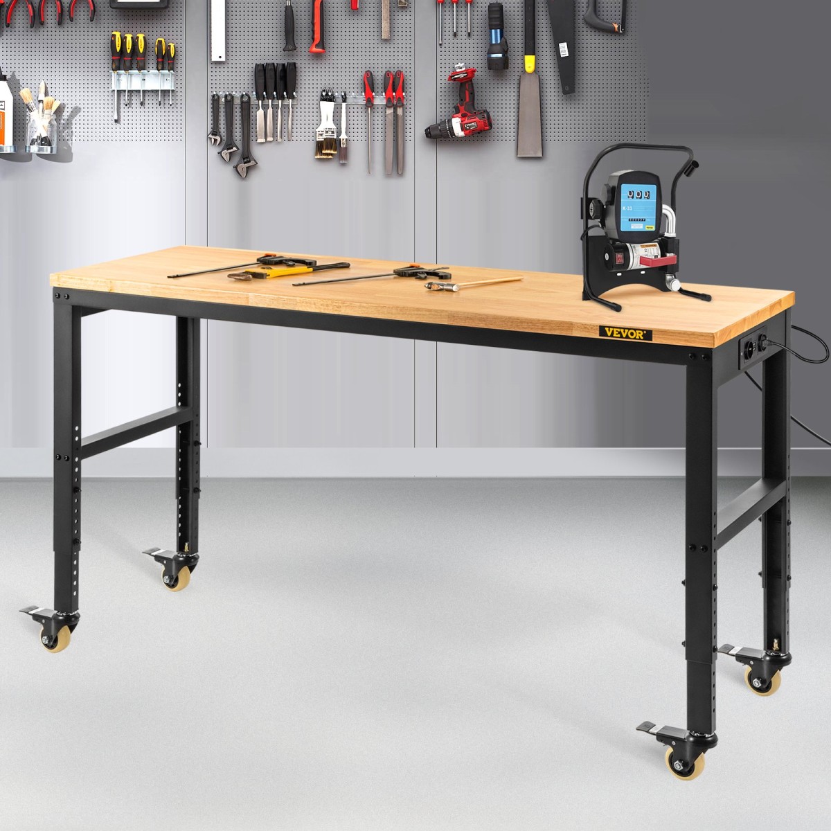 VEVOR Πάγκος Εργασίας Ρυθμιζόμενο ύψος, 122cm Π X 51cm D X 104cm Υ Τραπέζι γκαράζ με 79 – 104 cm Ύψος & Χωρητικότητα 720KG, με πρίζες & σκληρό ξύλο επάνω & μεταλλικό πλαίσιο & περιστρεφόμενους τροχούς, για σπίτι γραφείου