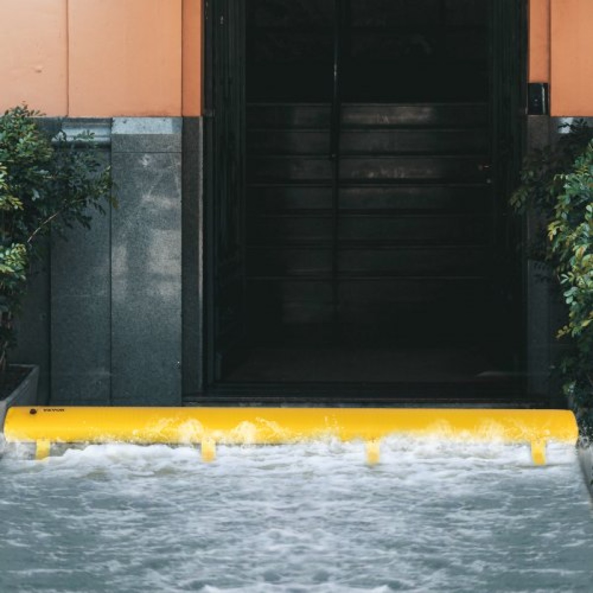 Τσάντα VEVOR Flood, 732 × 50,8 × 30,5 cm, επαναχρησιμοποιήσιμοι σωλήνες εκτροπής νερού από PVC, ελαφρύ με εξαιρετικό αδιάβροχο αποτέλεσμα που χρησιμοποιείται για πόρτες, γκαράζ, κίτρινο