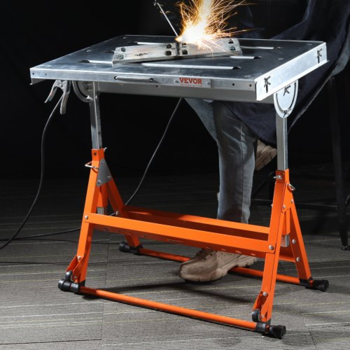 Τραπέζι συγκόλλησης VEVOR 76,2 cm x 50,8 cm, 181,4 kg Χωρητικότητα φορτίου Steel Welding Τραπέζι εργασίας σε ρόδες, Πτυσσόμενος πάγκος εργασίας με τρεις σχισμή 2,8 cm, 3 γωνίες κλίσης, ρυθμιζόμενο ύψος, αναδιπλούμενες ράγες οδήγησης