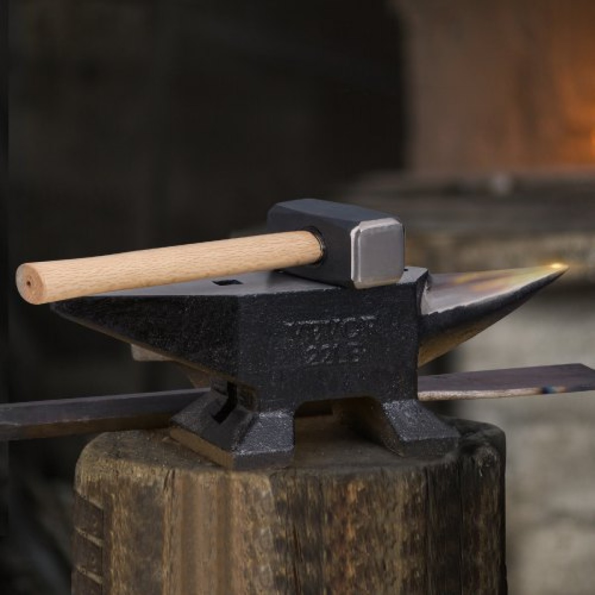 Αμόνι VEVOR Single Horn, 10 kg χυτό ατσάλινο αμόνι, Σιδηρουργός στρογγυλού κέρατου υψηλής σκληρότητας, μεγάλος πάγκος και σταθερή βάση, με στρογγυλή και τετράγωνη τρύπα, εργαλείο Metalsmith για κάμψη και διαμόρφωση