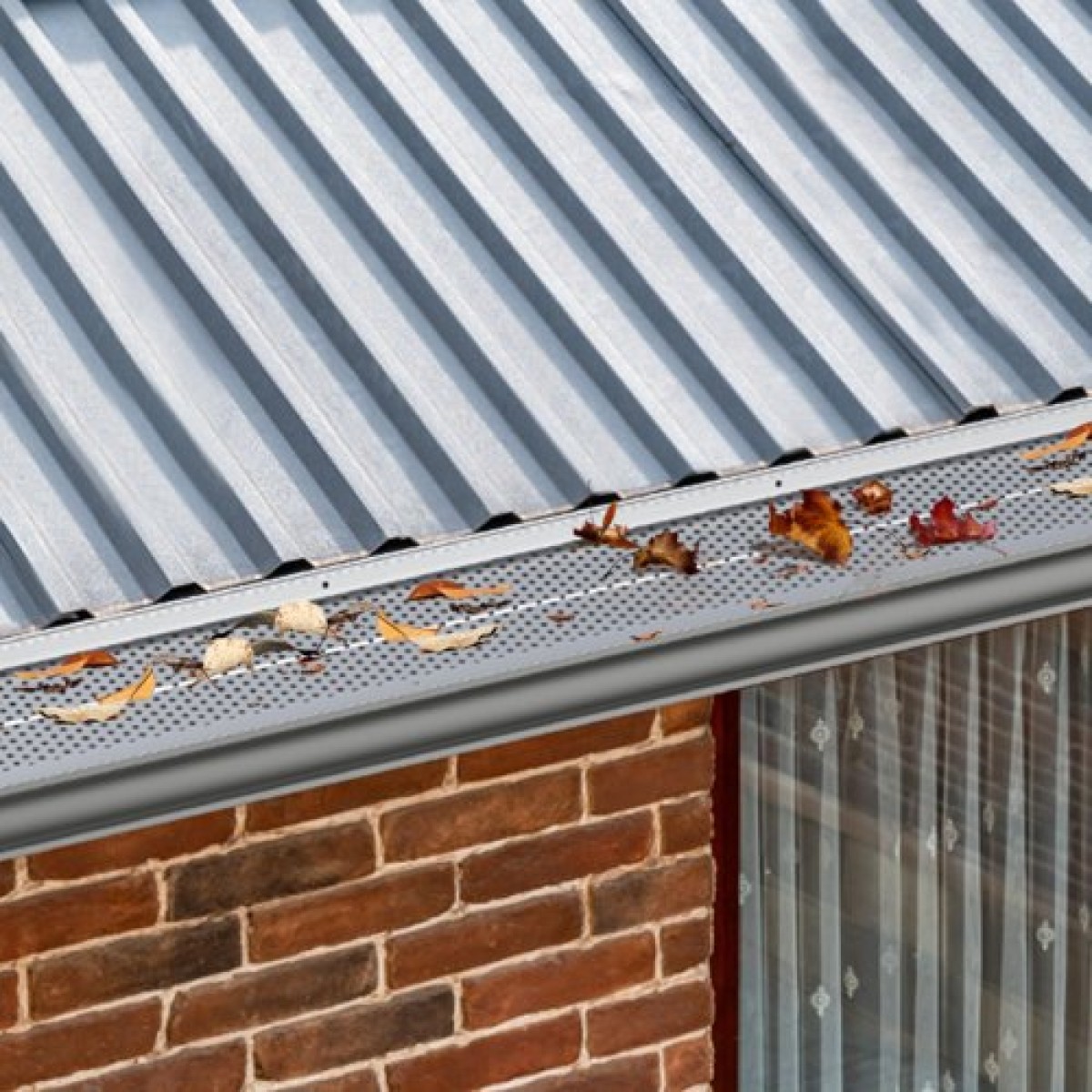 VEVOR Gutter Gutter, πλάτος 5 ιντσών, φίλτρο αλουμινίου DIY κάλυμμα υδρορροής, 26 ΤΕΜ 104 ft Συνολικό μήκος, 0,157'' διάμετρος οπής & 0,02'' Χονδρό προστατευτικό υδρορροής Raptor ταιριάζει σε κάθε στέγη ή τύπο υδρορροής
